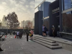 Carabineros detiene a 10 personas en gimnasio de Las Condes