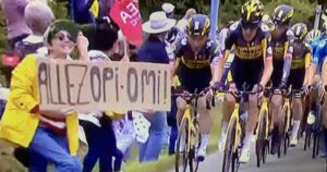 VIDEO - Detenida espectadora que provocó grave accidente en el Tour de Francia