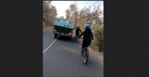 Fundación Emilia cuestiona acción de carro policial contra ciclistas en cerro San Cristóbal