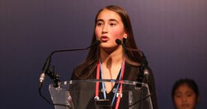 Julieta Martínez, la chilena de 17 años que compartió con Hillary Clinton en foro en París