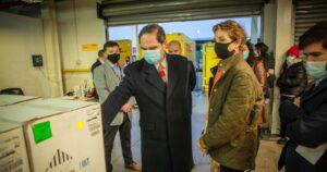 Llegó nuevo cargamento de vacunas Pfizer: 2.600 dosis irán a centros y residencias de Sename