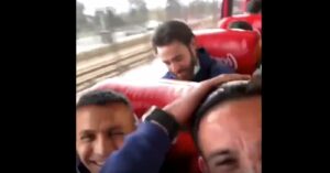VIDEO - Alexis Sánchez y Mauricio Isla bromearon con Ben Brereton durante el viaje de la Roja