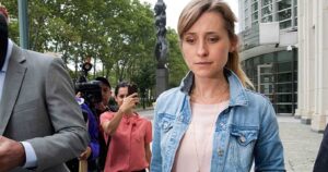 Actriz de Smallville fue condenada a 3 años de cárcel por su rol en secta sexual