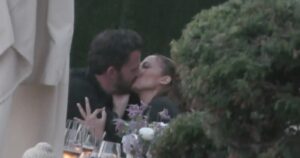 VIDEO - ¡Es un hecho!: Jennifer Lopez y Ben Affleck fueron sorprendidos besándose en público