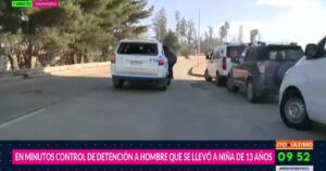 FOTOS - Periodista de Bienvenidos terminó colgando de auto de la PDI