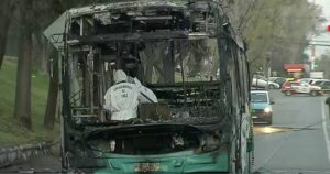Desconocidos quemaron bus del Transantiago en Peñalolén