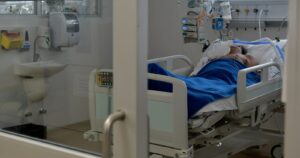 Balance COVID-19: casos activos siguen al alza y alcanzan nuevo peak superando los 49 mil