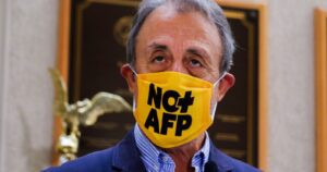 Luis Mesina, líder de No+AFP, dice que retiro de 100% es “irresponsable”