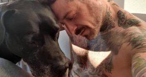 El desconsolado llanto de Pascual Fernández por la muerte de su perro Guero