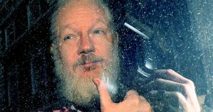 Tribunal aprueba retirarle la nacionalidad ecuatoriana a Julian Assange