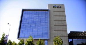 Gobierno confirma investigación por tercera dosis de la vacuna a presidente de Clínica Las Condes