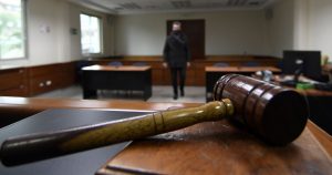 Justicia absuelve a acusada por homicidio frustrado de expareja por actuar en defensa propia