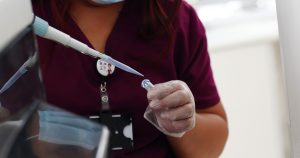 Balance COVID-19: positividad se mantiene en el 2% en la Región Metropolitana