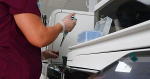 Reino Unido baja sus casos de COVID-19 a ocho días del fin de las restricciones