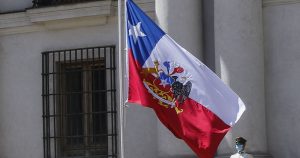 Senador Castro busca castigar con cárcel a quienes se mofen de símbolos patrios