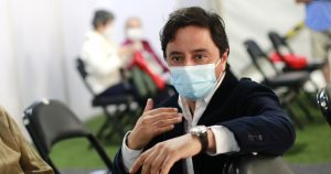 Alcalde Carter arremete contra Paris por falta de vacunas: 