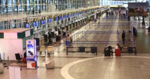 Confirman cinco nuevos casos de variante delta detectados en el Aeropuerto de Santiago