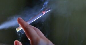 Avanza proyecto de ley que prohíbe fumar en playas, ríos y lagos