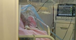 Balance COVID-19: Minsal reportó menos de 2 mil internados en la UCI