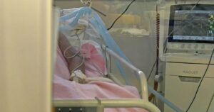 Informe ICOVID: especialistas advierten por alta incidencia y sobrecarga en UCI