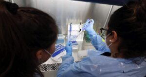 COVID-19: positividad de los exámenes alcanzó el 3,3%, la cifra más baja de la pandemia