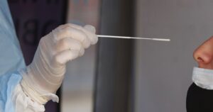 Balance COVID-19: Minsal reportó 1.227 casos nuevos y caída de positividad en la Región Metropolitana