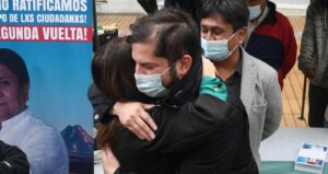 Quién es la tuitera que invitó a tomar once a Boric y Narváez