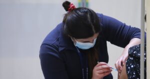 Israel registra más de 300 casos diarios por primera vez desde abril