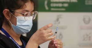 Comité asesor recomendó iniciar tercera dosis con quienes recibieron Sinovac