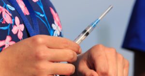 Francia: Macron anuncia plan para administrar una tercera dosis en septiembre