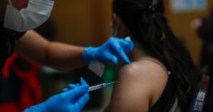 Adolescentes de 16 años se vacunarán a partir de la próxima semana
