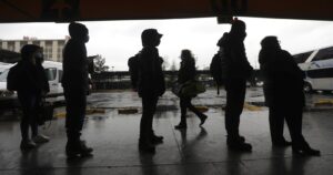 Contacto estrecho de caso de variante delta viajó en bus desde Santiago a Concepción