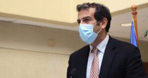 Variante delta: jefe de gabinete de Delgado es pariente de familia que viajó a Estados Unidos