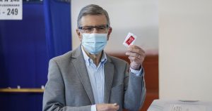 Lavín dispara contra Jadue tras votar: 