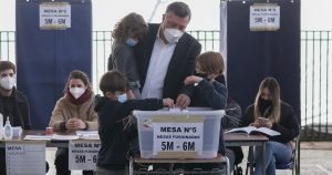 Sichel vota en familia y pide una política 
