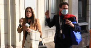 Convencionales de Vamos por Chile llegaron a la sesión comiendo Negrita
