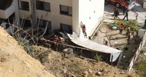 Dos camiones y un auto caen por quebrada de 50 metros en Viña del Mar: hay 5 heridos