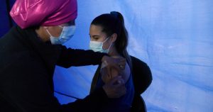 Piñera celebra que el 80% de los mayores de 18 años completó su vacunación