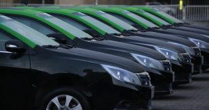 Gobierno entrega los primeros taxis eléctricos que circularán por Santiago