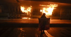 Turba destroza locales en Barrio Lastarria tras nueva jornada de manifestaciones
