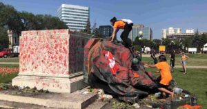 VIDEO - Derriban estatua de Isabel II tras hallazgo de más de mil cadáveres de niños indígenas en Canadá