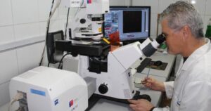 Investigación chilena propone detección y tratamiento contra el alzhéimer con nanopartículas de oro