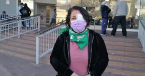 Denuncian que ex candidata a constituyente sufrió una lesión ocular durante las manifestaciones