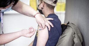 Municipalidad de Puente Alto y CMPC inauguran clínica móvil que apoyaran en la vacunación contra el Covid-19