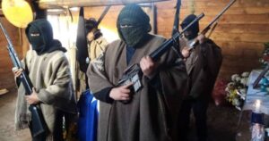 Con escopetas y fusil M-16: guardia armada custodia cuerpo de Pablo Marchant