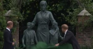 Príncipes William y Harry inauguran estatua de Lady Di en honor a sus 60 años 