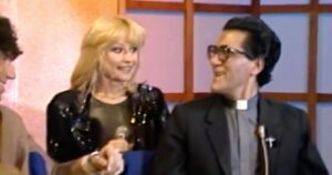 VIDEO - El día que Raffaella Carrà sorprendió al cura favorito de la dictadura