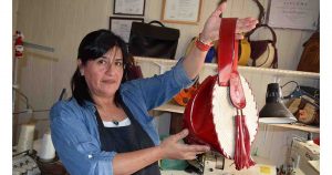 Emprendedora de Cañete destaca en el mercado con carteras y  bolsos de diseños únicos