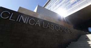 Clínica Las Condes es multada por no informar a paciente que operación estaba cubierta por GES