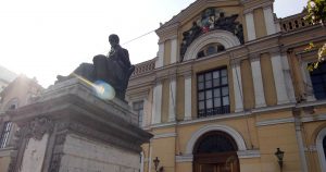 Estudiante afgana de la U. de Chile pidió ayuda para trasladar a su familia desde Kabul